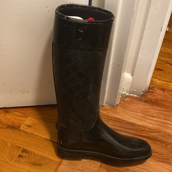 Black Gucci rain boots hardly worn, scuff marks and leather rips on top size 38 - Picture 2 of 2